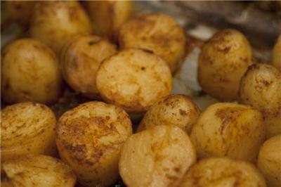 Καραμελωμένες πατάτες με τη φλούδα ή χωρίς
