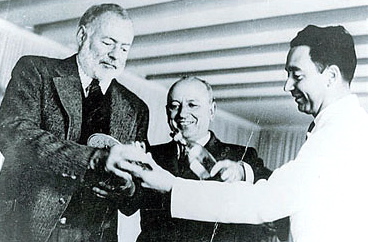 Ernest Hemingway nella foto con Giuseppe Cipriani e Ruggero Caumo (Grazia Neri)