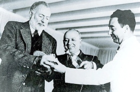 Ernest Hemingway nella foto con Giuseppe Cipriani e Ruggero Caumo 
(Grazia Neri)